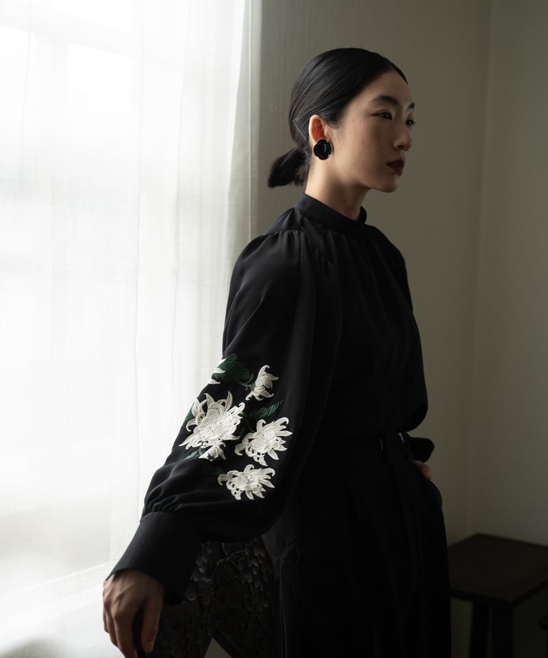 花を着るブラウス#05【菊】 -black- | iCONOLOGY