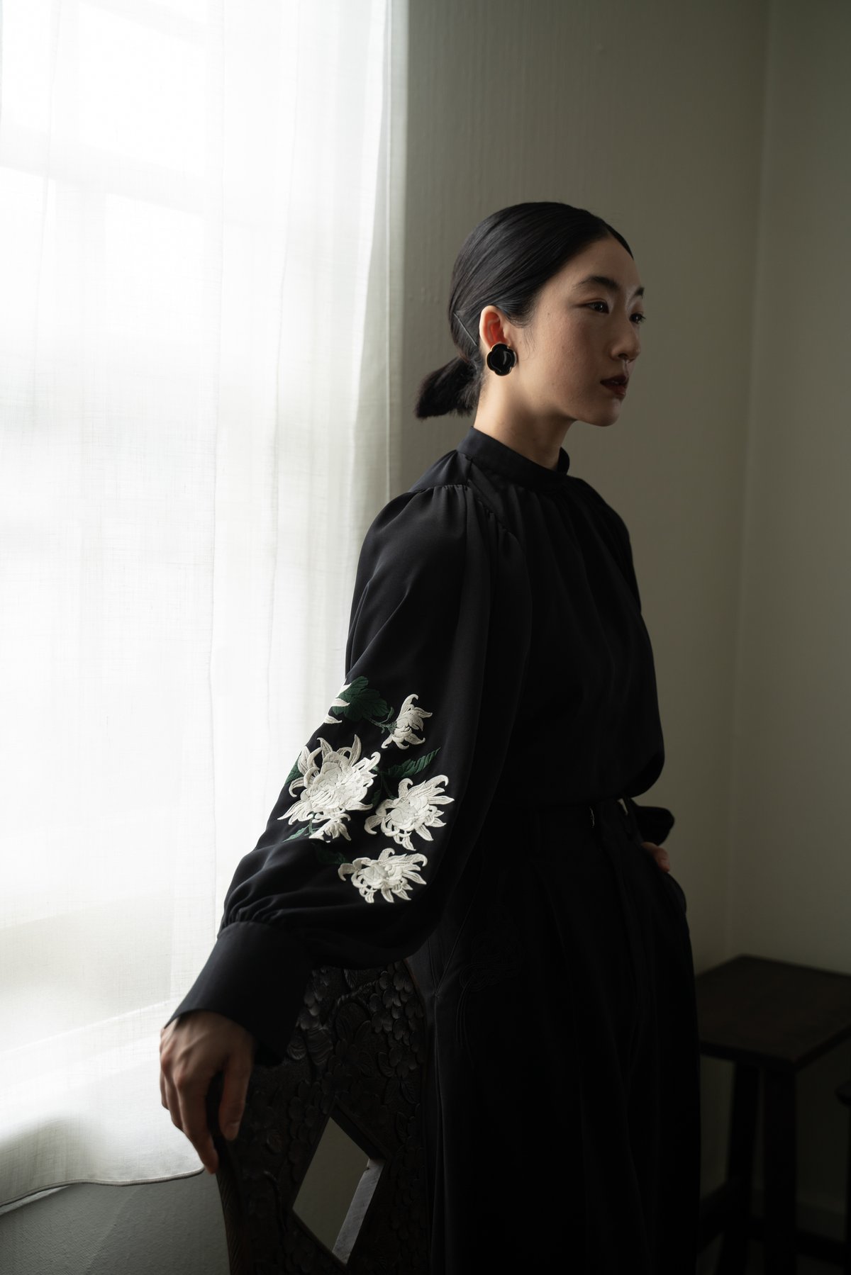 花を着るブラウス#05【菊】 -black- | iCONOLOGY