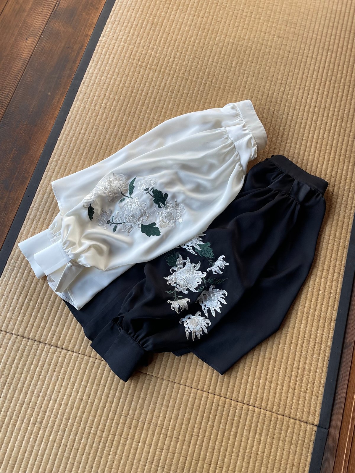花を着るブラウス#05【菊】-white- | iCONOLOGY 花を着るブラウス#05【菊】-white- | iCONOLOGY