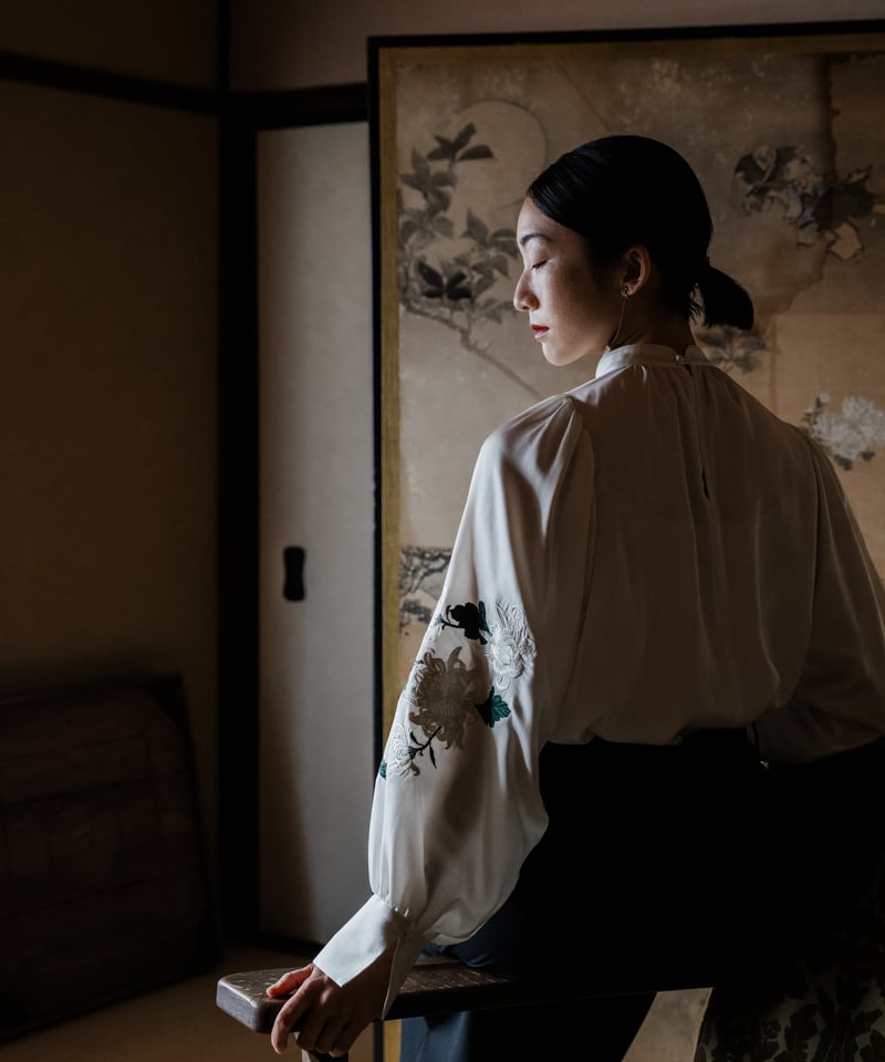 iCONOLOGY 花を着るブラウス　菊 花を着るブラウス#05【菊】 -black- | iCONOLOGY