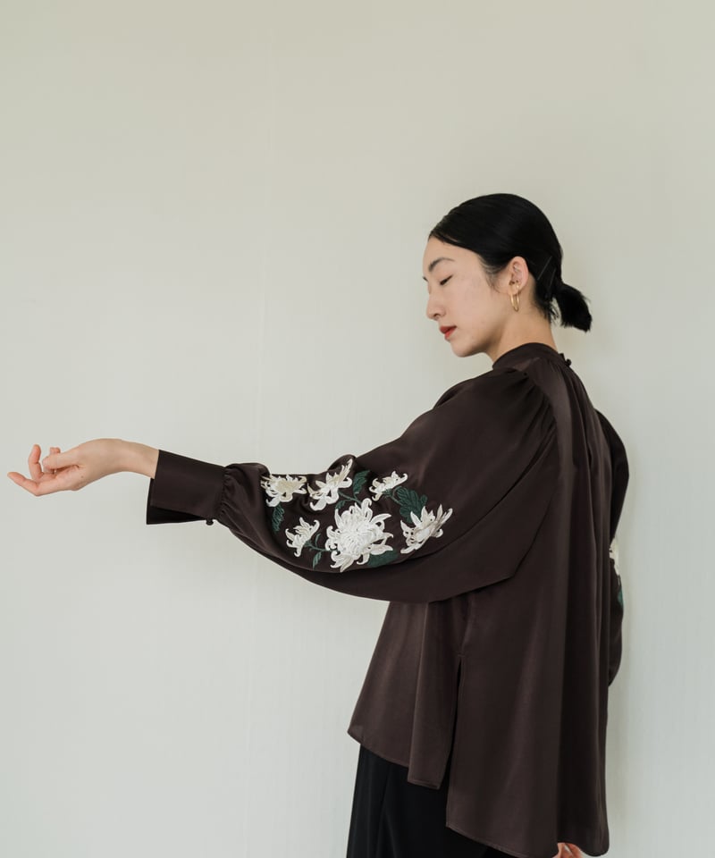 iCONOLOGY 花を着るブラウス　菊 花を着るブラウス#05【菊】 -black- | iCONOLOGY