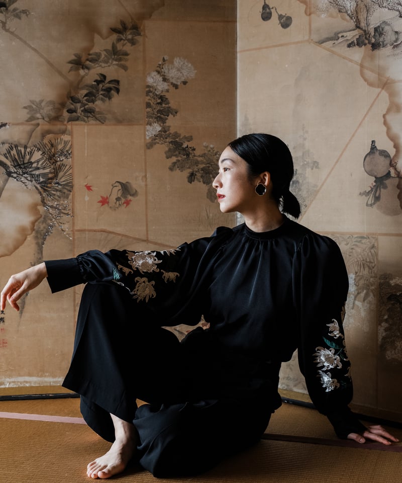 花を着るブラウス#05【菊】 -black- | iCONOLOGY