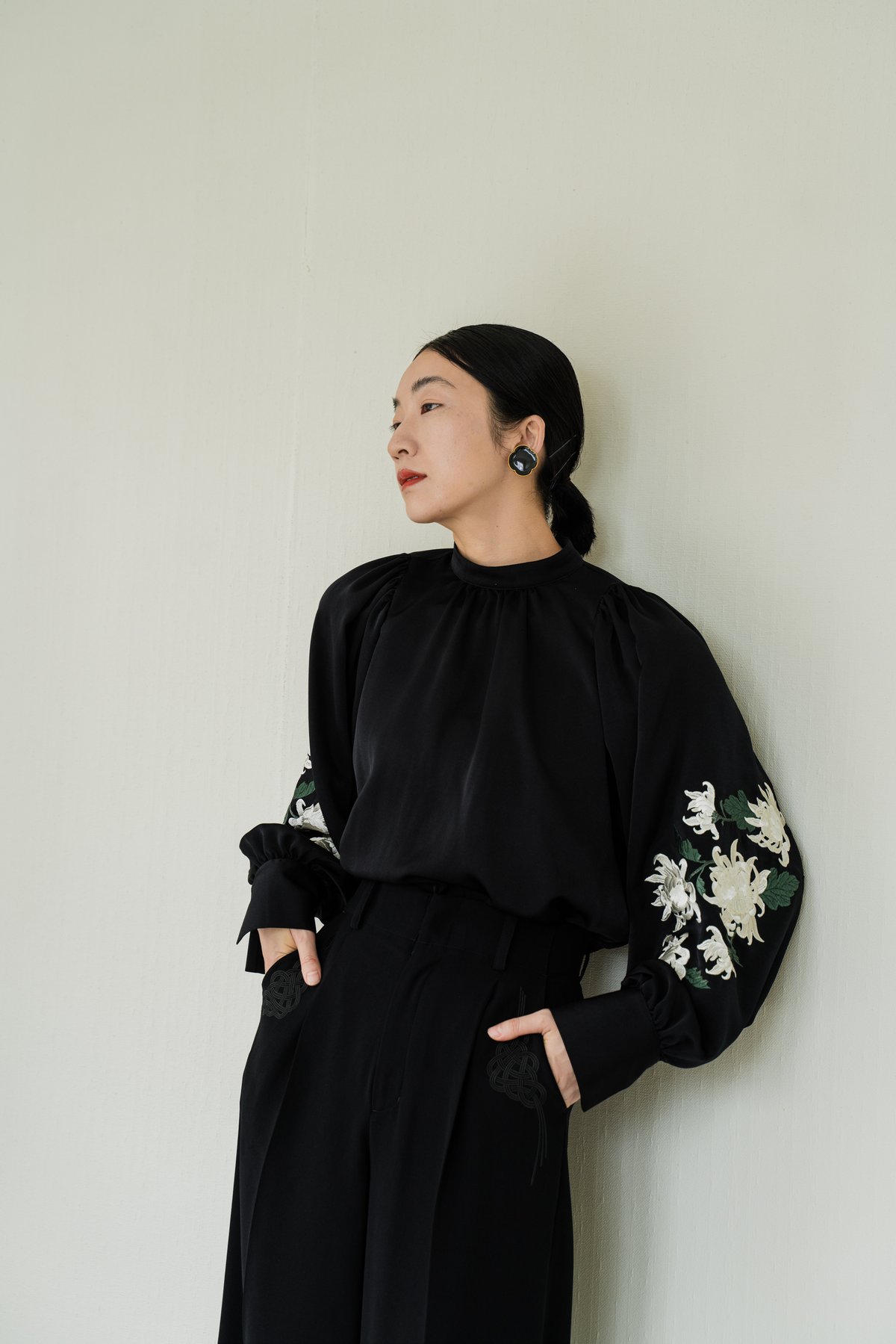 iCONOLOGY 花を着るブラウス　鈴蘭 iCONOLOGY イコノロジー 花を着るブラウス 鈴蘭 ブラック 2 001-11