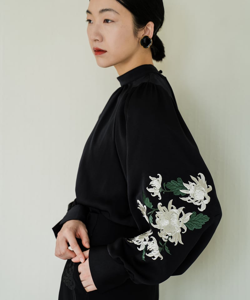 iCONOLOGY 花を着るブラウス　菊 花を着るブラウス#05【菊】 -white- | iCONOLOGY