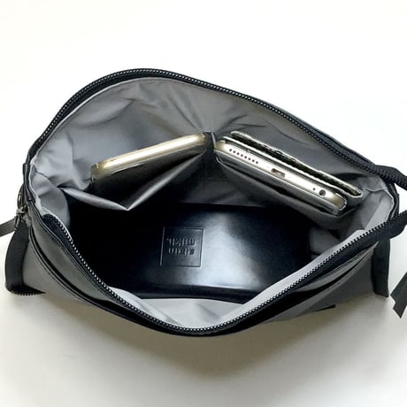 SA-CHE 広がるサコッシュ シュリンク型押しレザー A5468 / ブラック