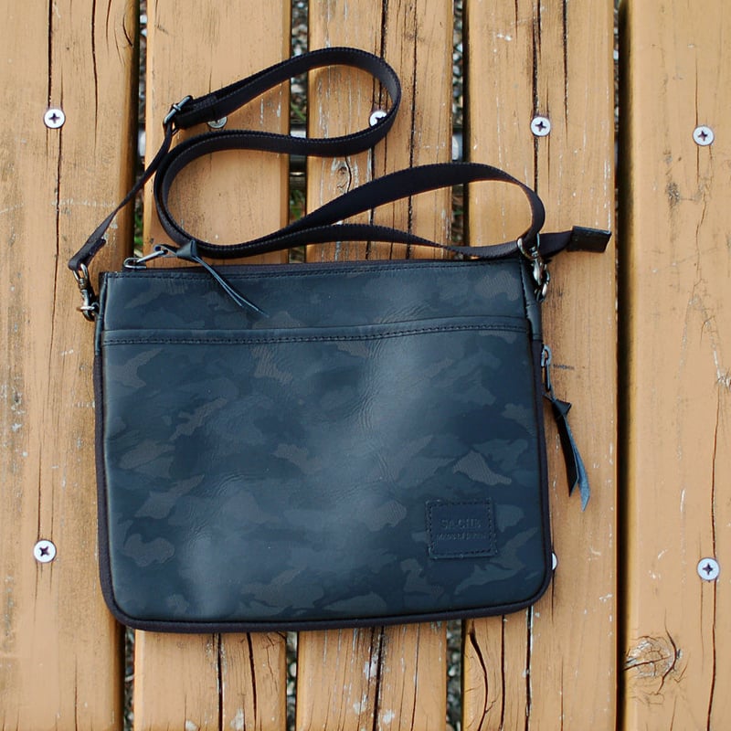 SA-CHE 広がるサコッシュ カモフラージュレザー A5467 / ブラック | SA