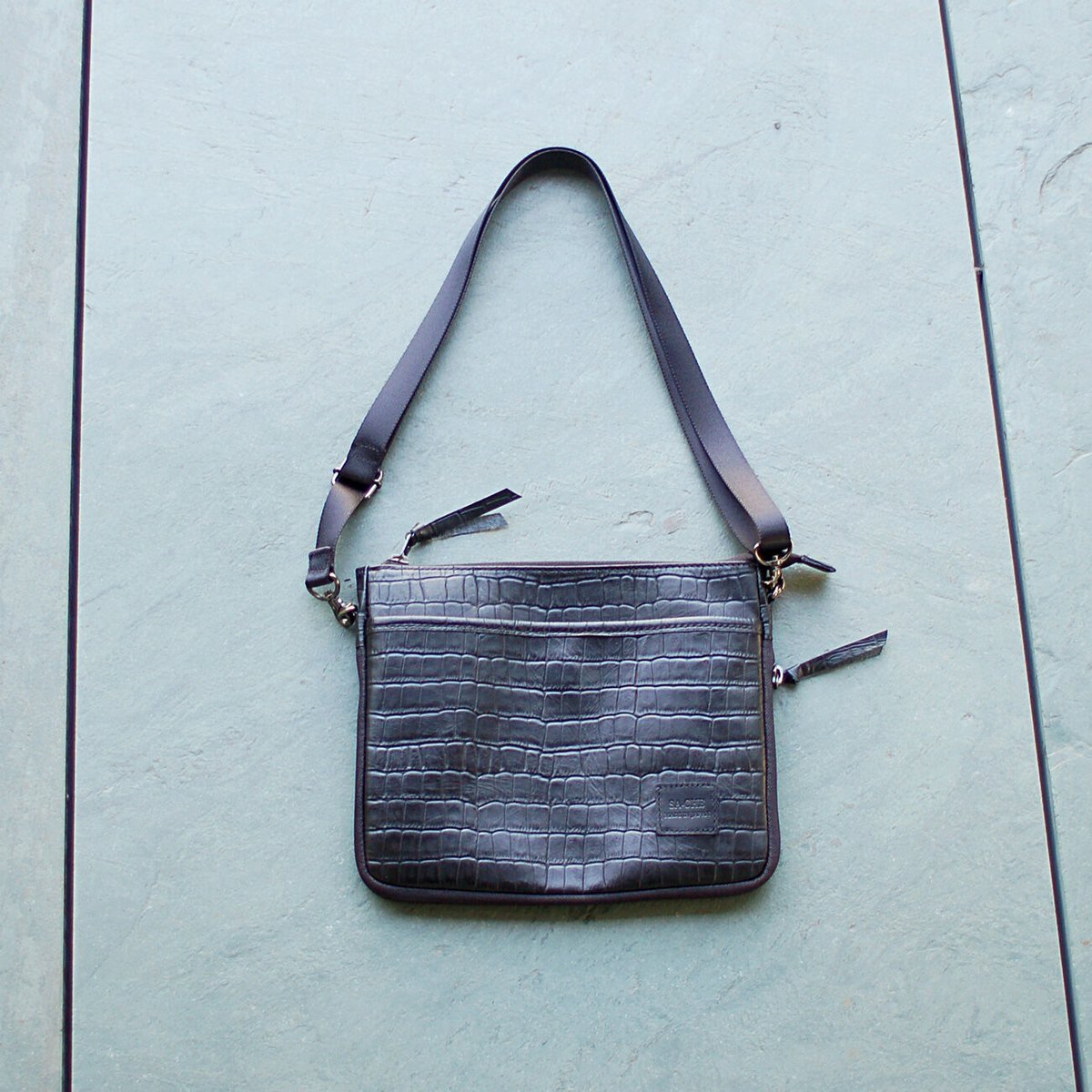 SA-CHE 広がるサコッシュ クロコ型押しレザー A5471 / ブラック | SA  