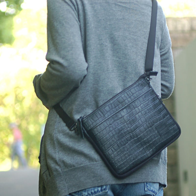 OUTLET】 SA-CHE 広がるサコッシュ クロコ型押しレザー B5471