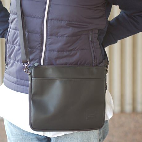 【OUTLET】SA-CHE 広がるサコッシュ 防水レザー  ブラック