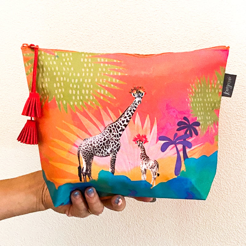 サファリポーチ(L)マチ付き Rainbow Giraffe（タッセルの色が変わる