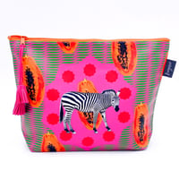 サファリポーチ(L)マチ付き Papaya Zebra（タッセルの色は変わる場合があります）