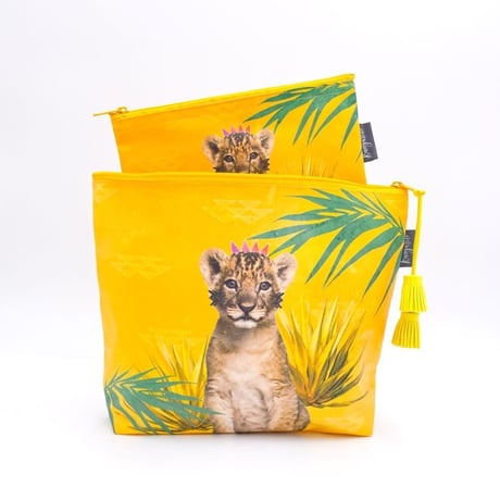 SafariポーチDuo：Curious Simba　キュリアス シンバ（タッセルの色は変わる場合があります）