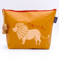 サファリポーチ(L)マチ付き Lion Roar（タッセルの色は変わる場合があります）