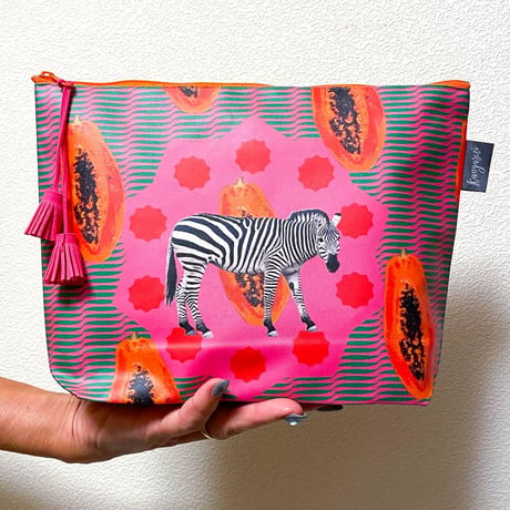 SafariポーチDuo：Papaya Zebra　パパイヤ ゼブラ（タッセルの色は変わる場合があります）