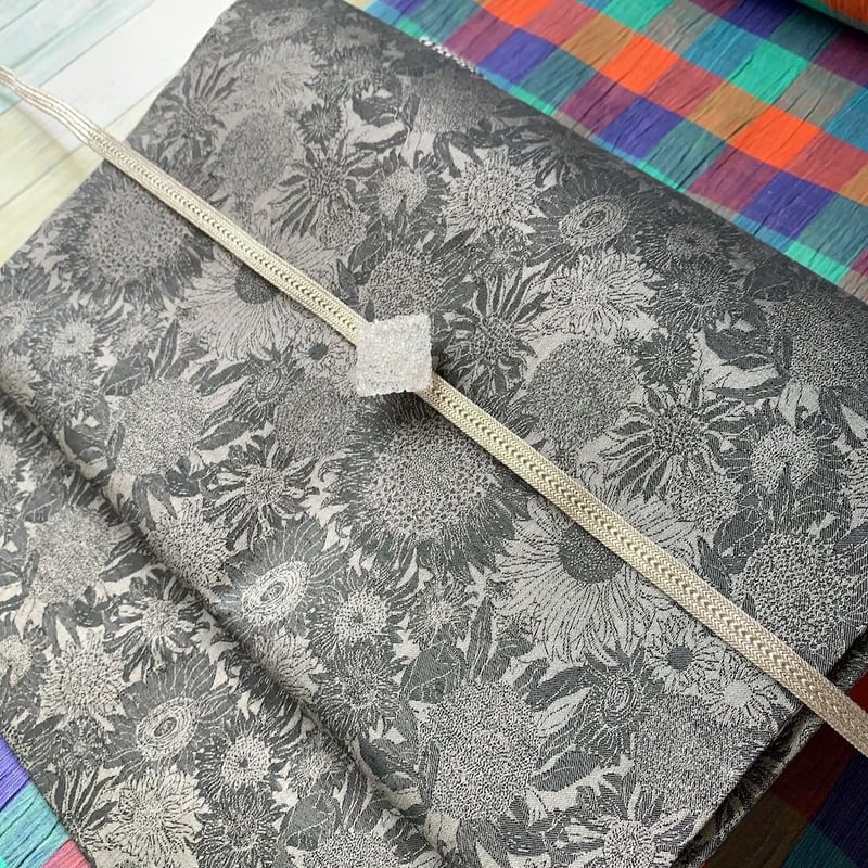 名古屋帯 花柄刺繍 グレー系 貴久樹】九寸名古屋帯 手刺繍（グレー色、唐花菱取模様）名古屋仕立