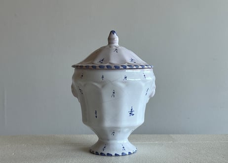 ムスティエ シモーヌファヴィエ 白釉に青い小花絵付け シュクリエ〖202501−023〗