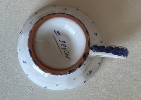 ムスティエ シモーヌファヴィエ 白釉に青い小花絵付け デジュネカップ＆ソーサー ＃2〖202501−021〗