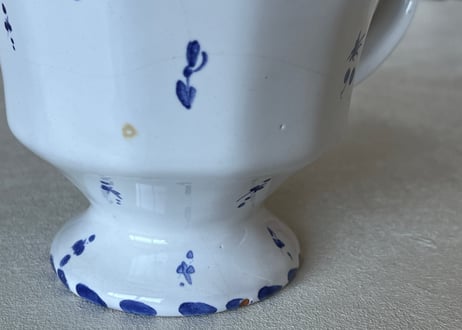 ムスティエ シモーヌファヴィエ 白釉に青い小花絵付け デジュネカップ＆ソーサー ＃1〖202501−020〗