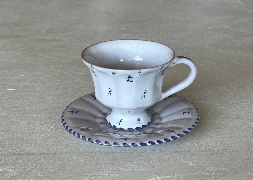 ムスティエ シモーヌファヴィエ 白釉に青い小花絵付け コーヒーカップ 