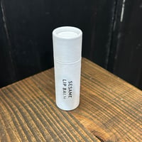 【ミヤコフードミャンマー】JADE Natural セサミリップバーム 12 g エシカルver.｜エキストラバージンごま油＋カレンデュラハーブ配合／プラスチックフリー紙容器