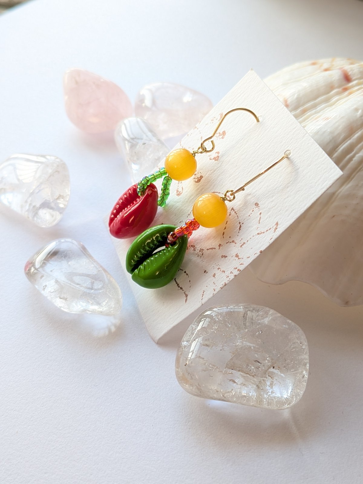 タカラガイ❉イヤーアクセサリー ☆引き立てあうGR×RD ※交換可 | KAZARIYA