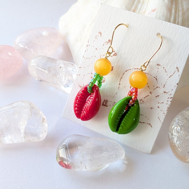 タカラガイ❉イヤーアクセサリー ☆引き立てあうGR×RD ※交換可 | KAZARIYA