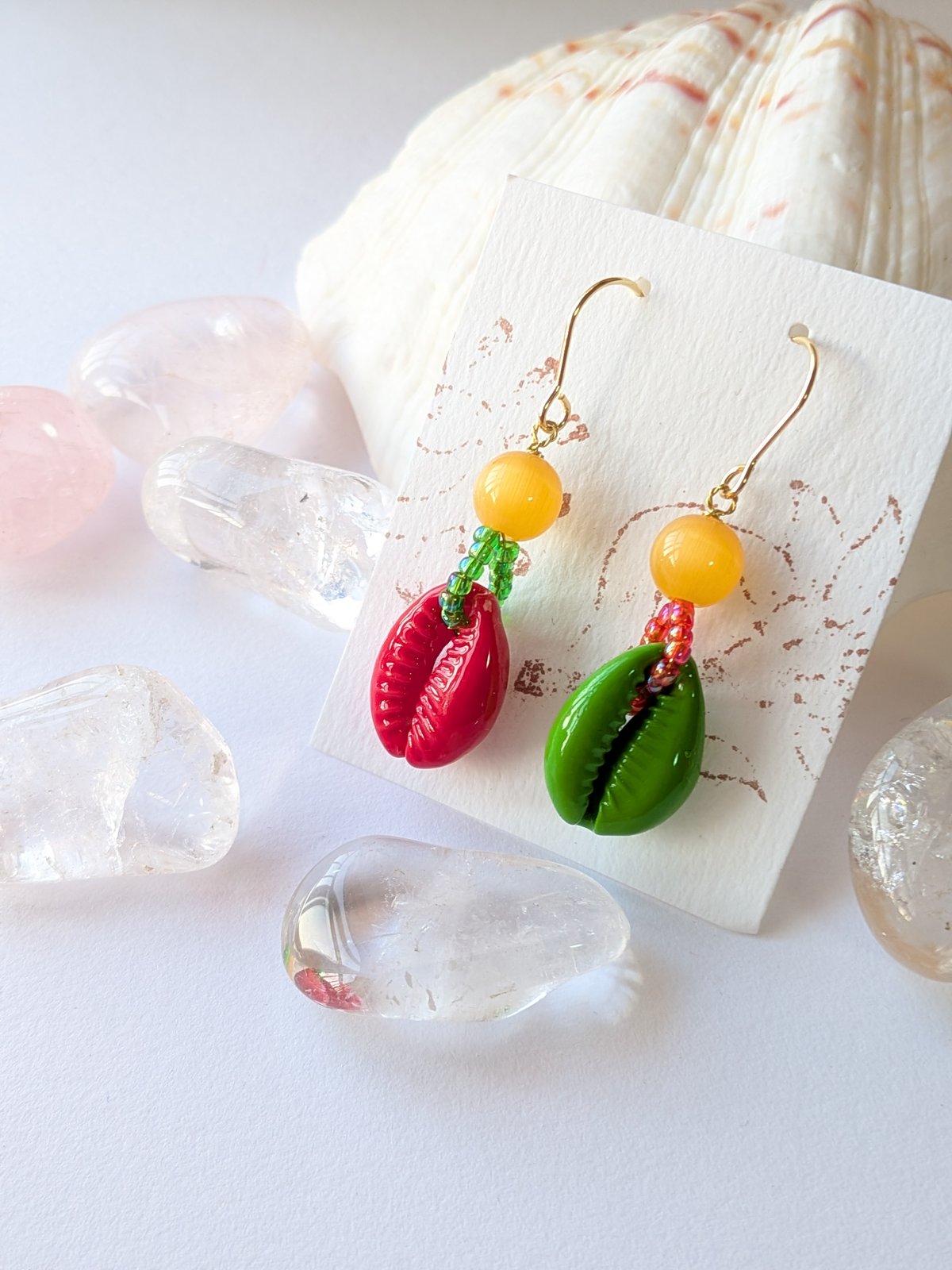 タカラガイ❉イヤーアクセサリー ☆引き立てあうGR×RD ※交換可 | KAZARIYA