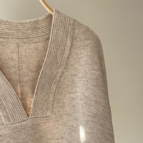 Deep V-neck knit【ハモミシノオトナフク】