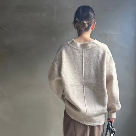 Deep V-neck knit【ハモミシノオトナフク】