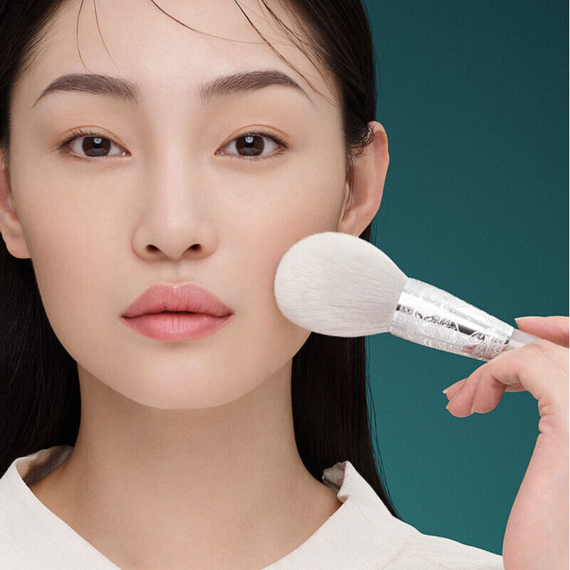 花西子 × 苗族 花浅染鎏銀鑲玉蚕丝定妆刷 (パウダーブラシ) | JUMEI