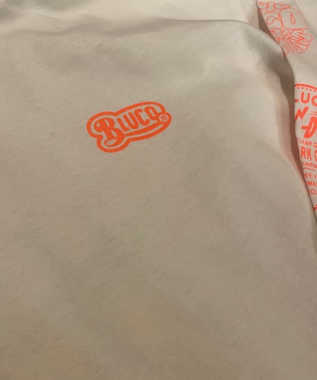 BLUCO PRINT L/S TEE -OLD LOGO- ホワイト／レッド