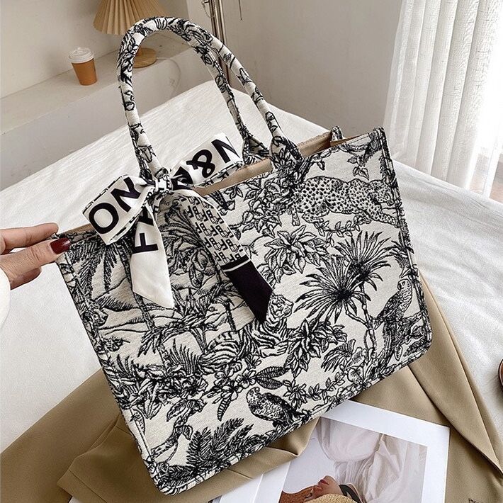 DIOR ANNAと刺繍 トートバッグ グレー スカーフ付き♡最終値下げです♡ DIOR ANNAと刺繍 トートバッグ グレー スカーフ付き♡最終値下げ