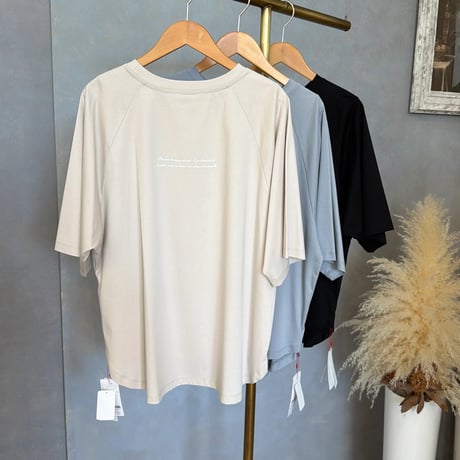 5/9 Instalive　ヴィンテージ柄ロゴTシャツ