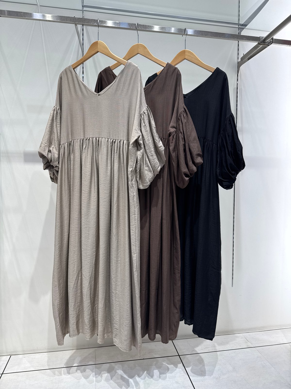 8/31、8/17 バルーンスリーブV開きワンピース | Z i Z e growth