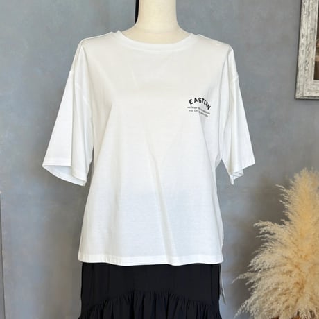 5/9 Instalive　バックスリット入り胸元ロゴTシャツ
