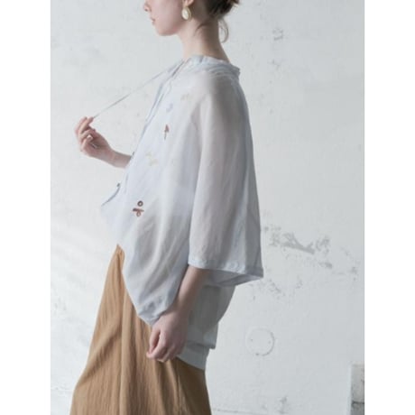 4/9 Instalive　akane　2026ss　アルファベット刺繍ブラウス　26168-4030P-R
