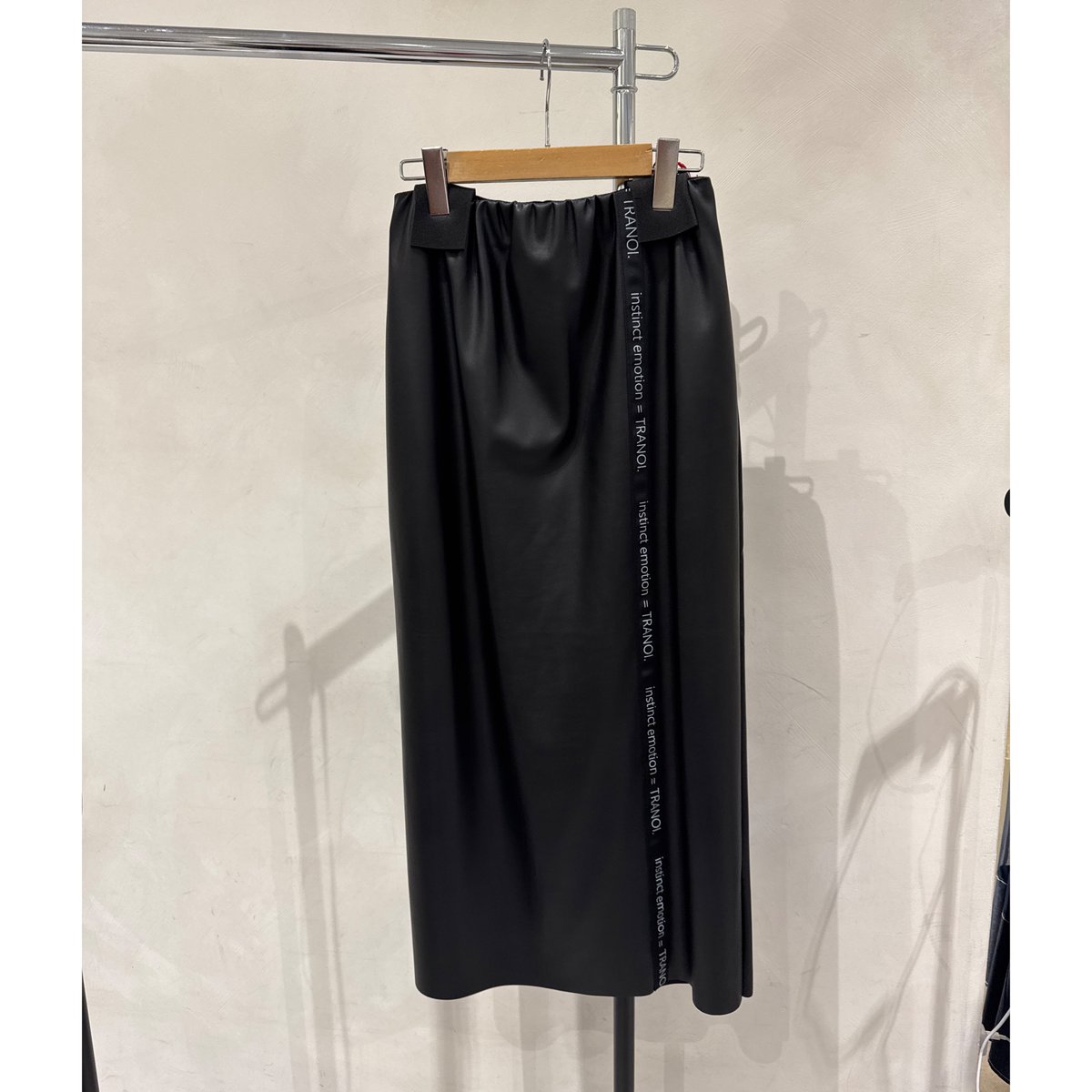 1/4. ロゴテープペンシルエコレザースカート | Z i Z e growth