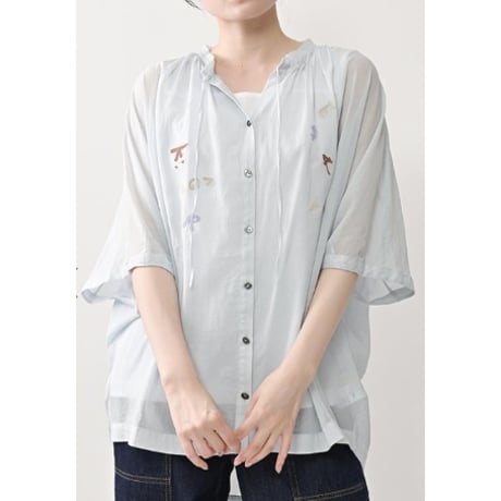 4/9 Instalive　akane　2026ss　アルファベット刺繍ブラウス　26168-4030P-R