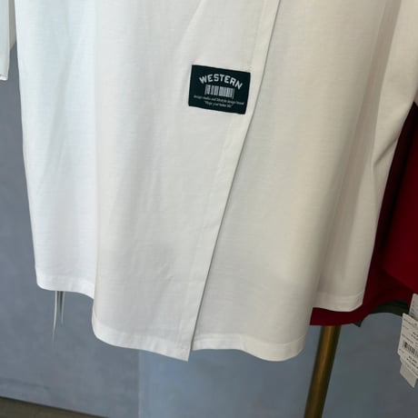 5/9 Instalive　バックスリット入り胸元ロゴTシャツ