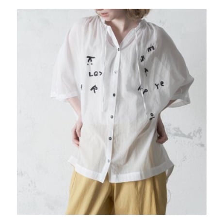 4/9 Instalive　akane　2026ss　アルファベット刺繍ブラウス　26168-4030P-R