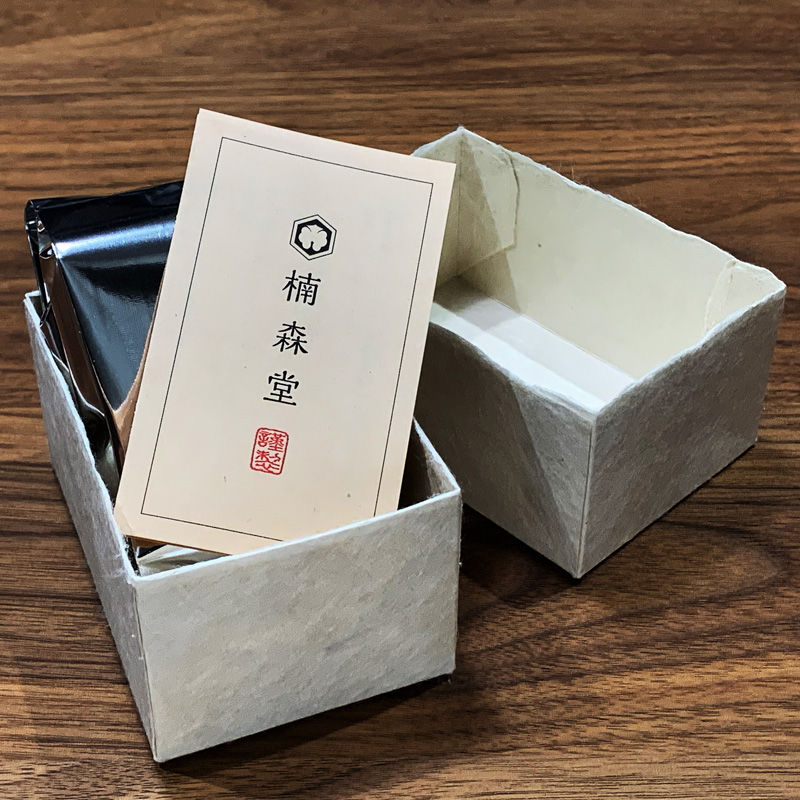 茶人宅からの蔵出品　染付小壺　振出　時代保証品 わかば収納飾り 黒 8号 翠鳳作 縹色｜五月人形 兜 コンパクトで