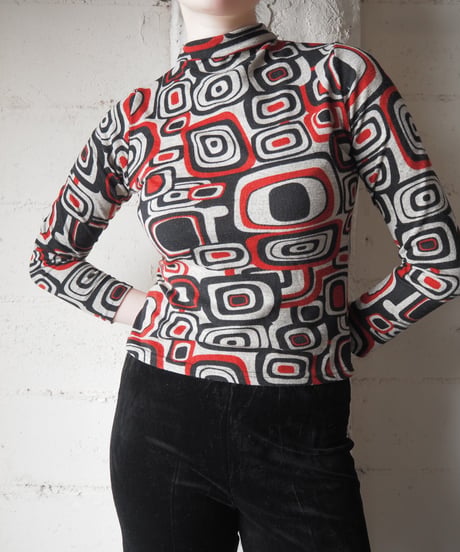 Geometric Print Mock Neck Top LGRBKRE