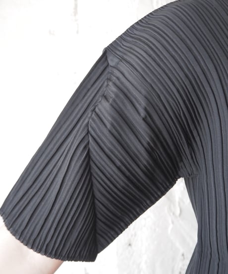 S/S Collarless Pleated Tops BK