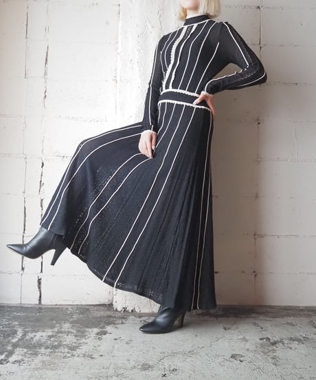 White Line Mock Neck Knit Dress BKWH