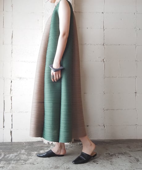 Bicolor Pleated Sleeveless Dress GNBE