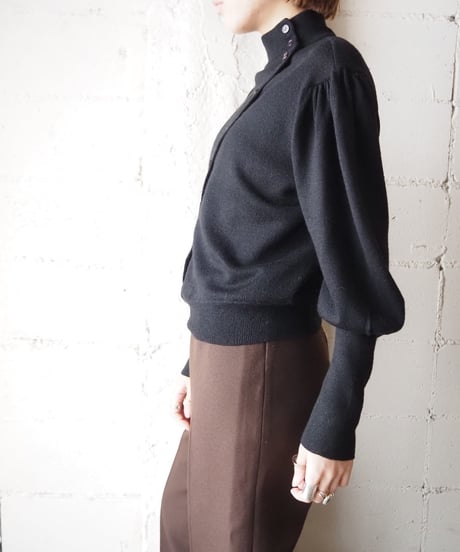 Diagonal Button Puff Sleeve Knit BK