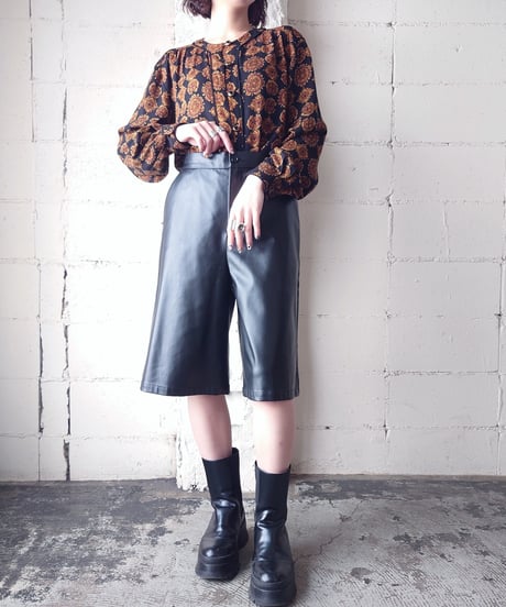 Emblem Pattern Collarless Blouse BKBR