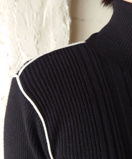 White Stitch Rib Turtle Neck Knit BK