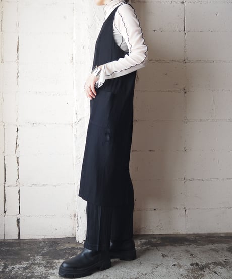 im Product Pleat Apron BK