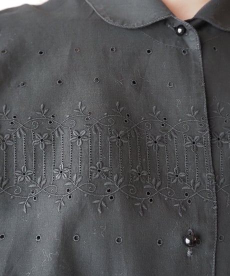 Open Callar Flower Embroidery Shirt BK